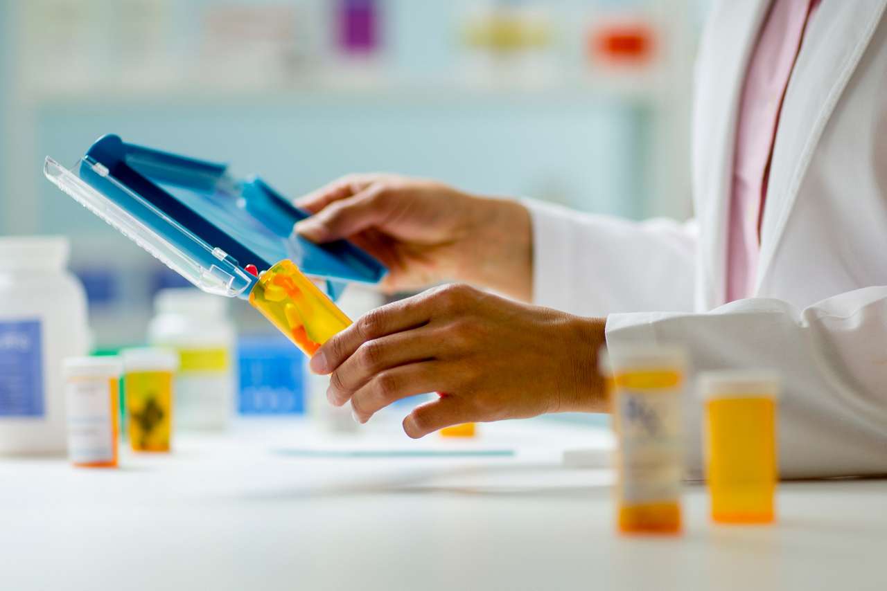 pharma-stock-test pharmacist fill container with pills