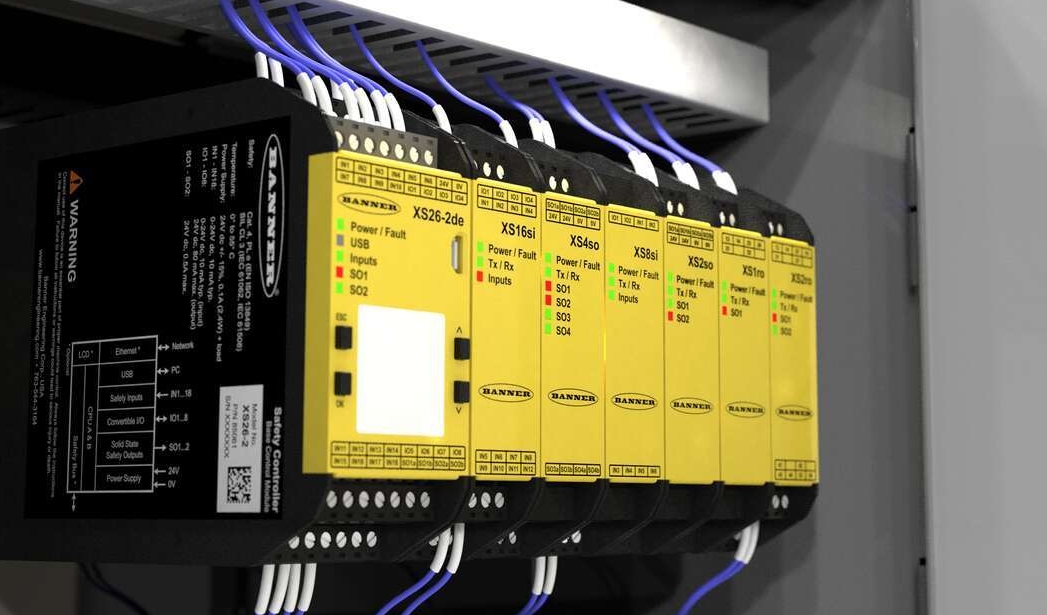 XS26-2 safety controller and WLS15C XS26-2 safety controller and WLS15C