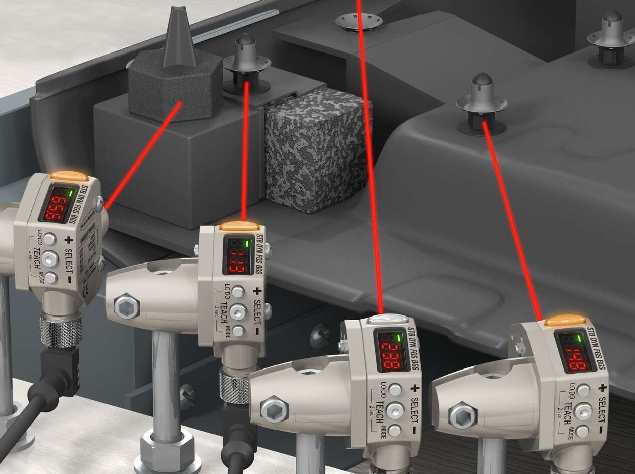 The Q4X sensor detects dark parts on a dark background in an automotive application