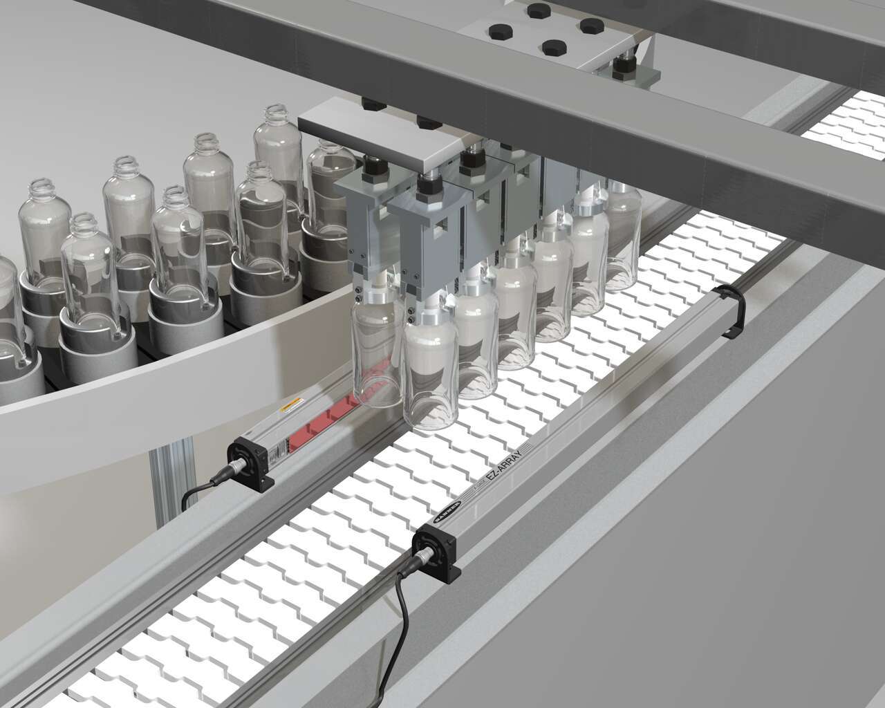 Şeffaf plastik şişelerin konveyör üzerinde fiber optik ve fotoelektrik sensörlerle izlendiği otomasyon uygulaması